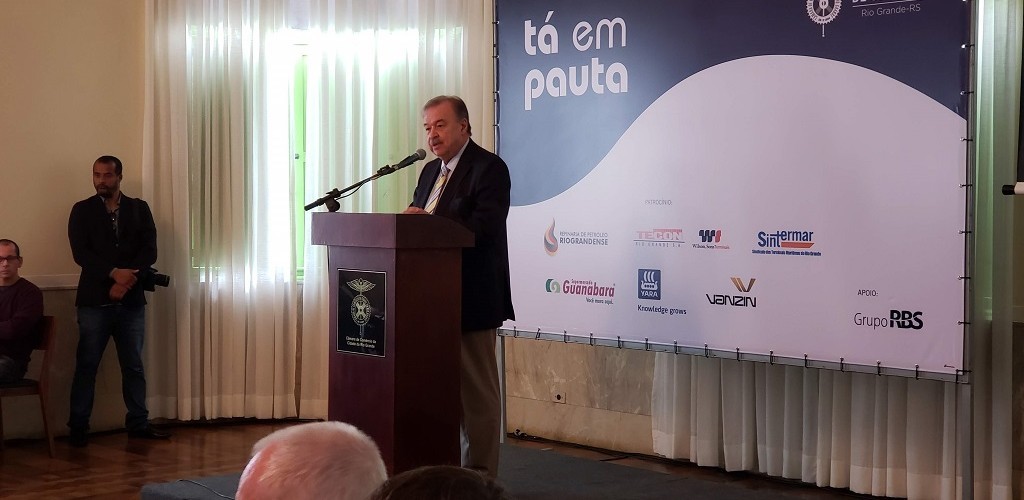 Gilberto Petry palestra na reunião-almoço Tá em Pauta