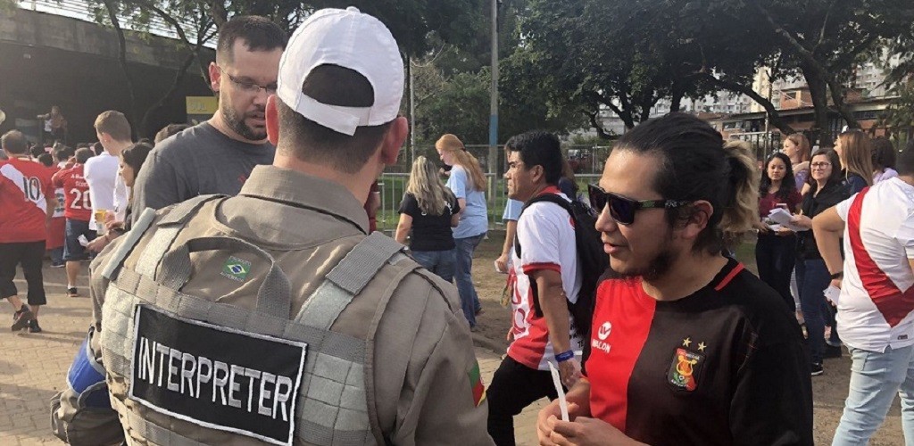 Forças de segurança interagem com turistas e combatem cambismo