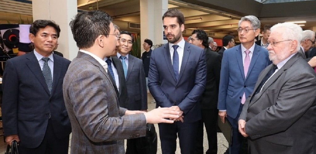 Leite acompanha lançamento de novo modelo de chip na Unisinos