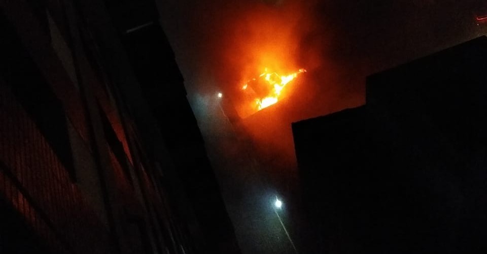 Food truck é atingido por incêndio no início da manhã