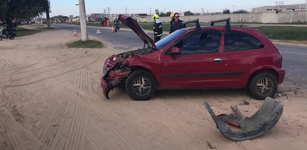 Motorista fica ferida em acidente envolvendo dois carros