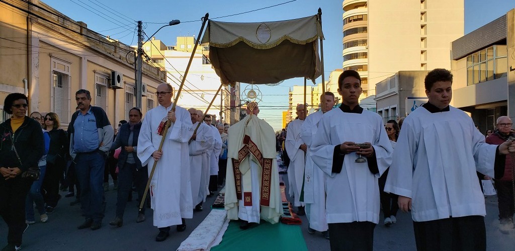 Procissão de Corpus Christi tem tapetes formados por cobertores