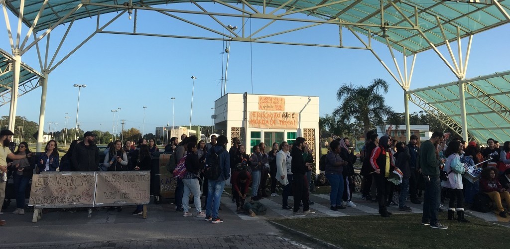 Estudantes bloqueiam entradas da Universidade