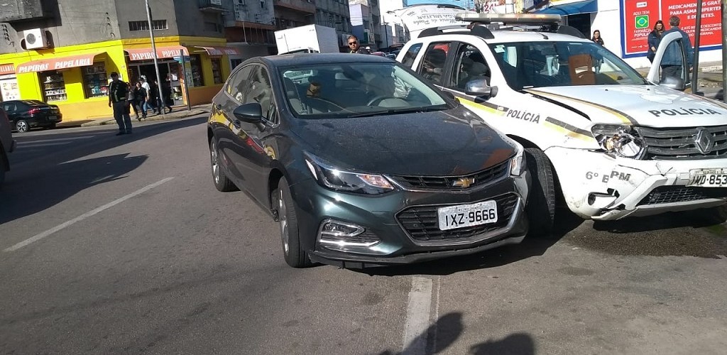 Viatura da BM e carro particular colidem na 24 de Maio