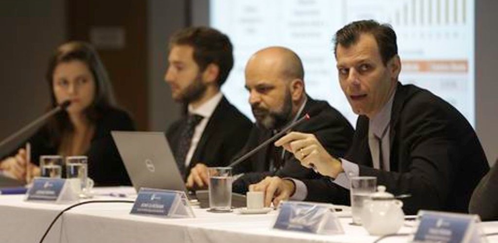 Secretário defende revisão de acordo que limita voos para a Argentina