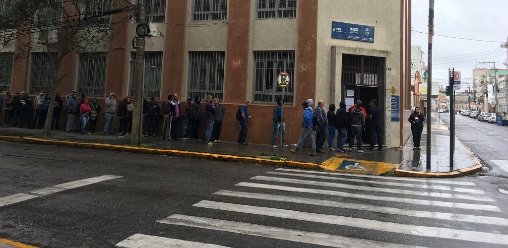 Sine oferece mais de 50 vagas e atrai centenas de interessados