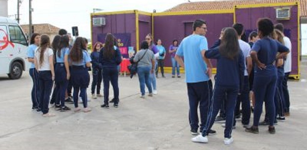 Exposição itinerante chama atenção de jovens para prevenção do HIV