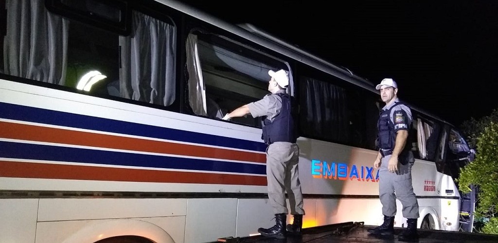 Acidente entre ônibus, carro e caminhão deixa dois mortos na BR-116 
