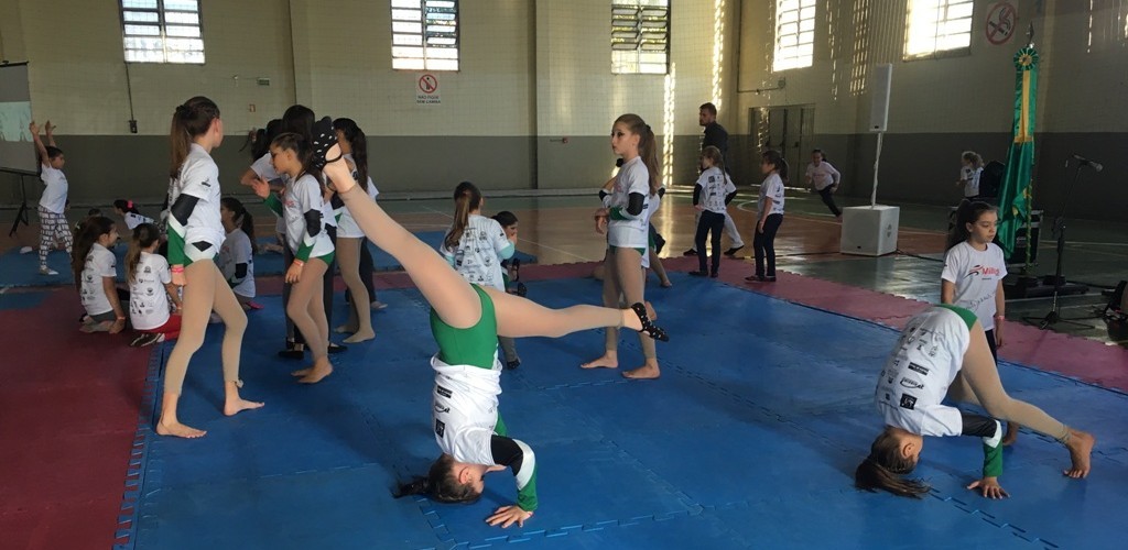 Daniele Hypólito participa de aulão em escola de RG