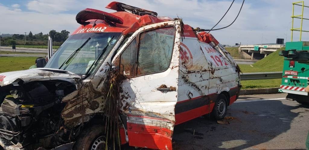 Homem rouba ambulância do Samu e sofre acidente