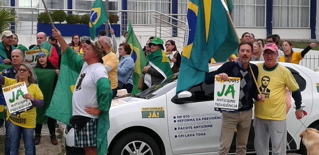 Em RG apoiadores do presidente Jair Bolsonaro realizam caminhada