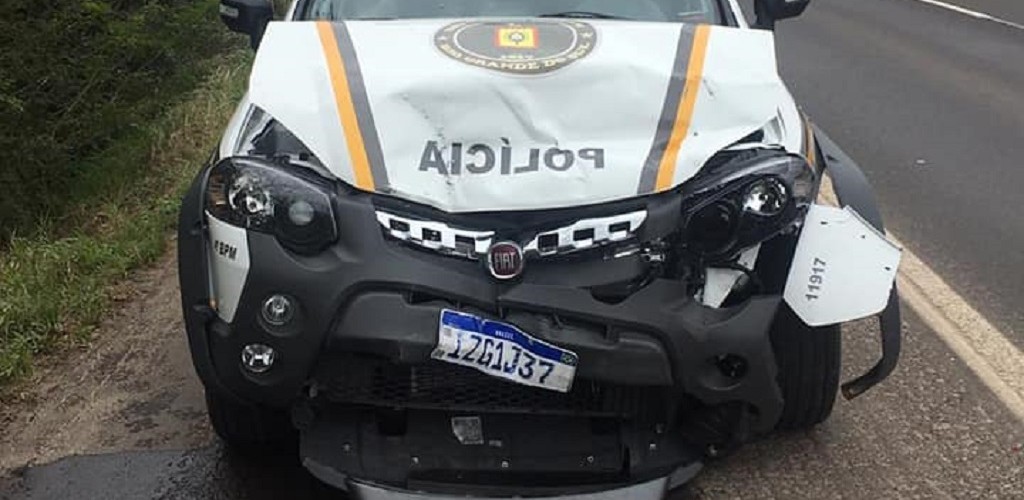 Carro colide em viaturas da BM que foram entregues pelo Governo para RG e Pelotas
