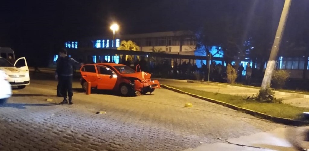 Motorista bate em poste dentro do Campus Carreiros