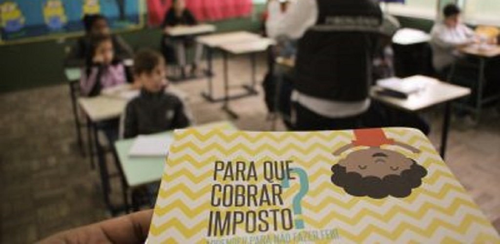 Auditores da Fazenda levam orientações a estudantes sobre importância dos impostos