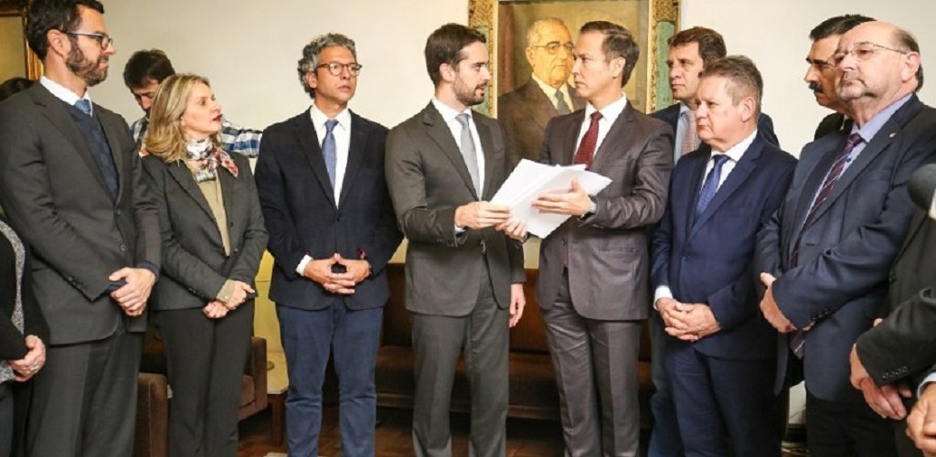 Leite protocola projetos para privatização da CEEE, CRM e Sulgás