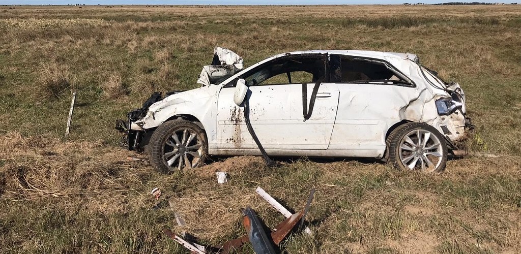 Dois homens ficam feridos após capotamento na Via 1