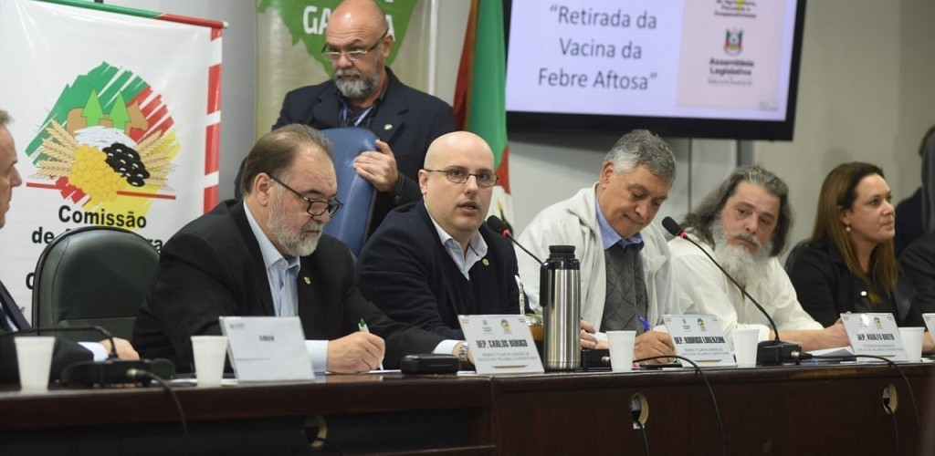 Deputados e setor agropecuário debatem retirada da vacina contra aftosa no RS