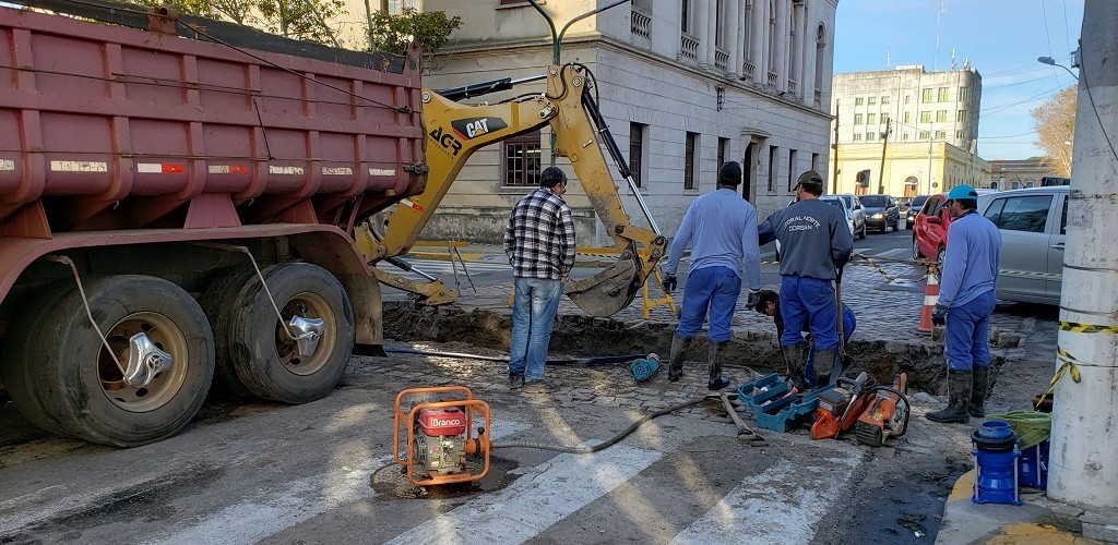 Iniciada obra de substituição de trecho da rede de água na zona central