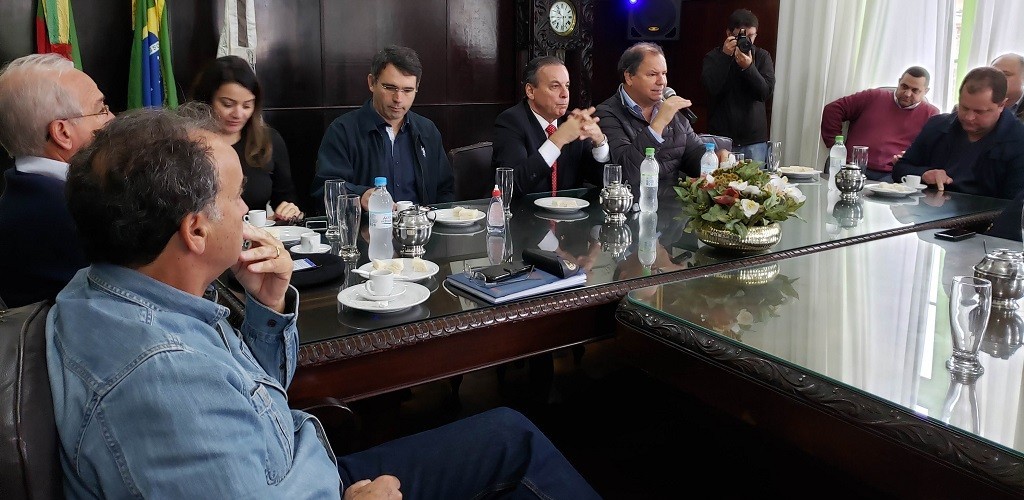 Deputado Alceu Moreira visita a Câmara de Comércio