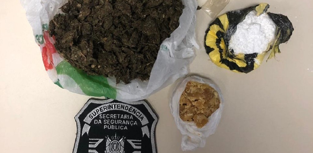 Mulher é flagrada tentando entrar com drogas na Perg