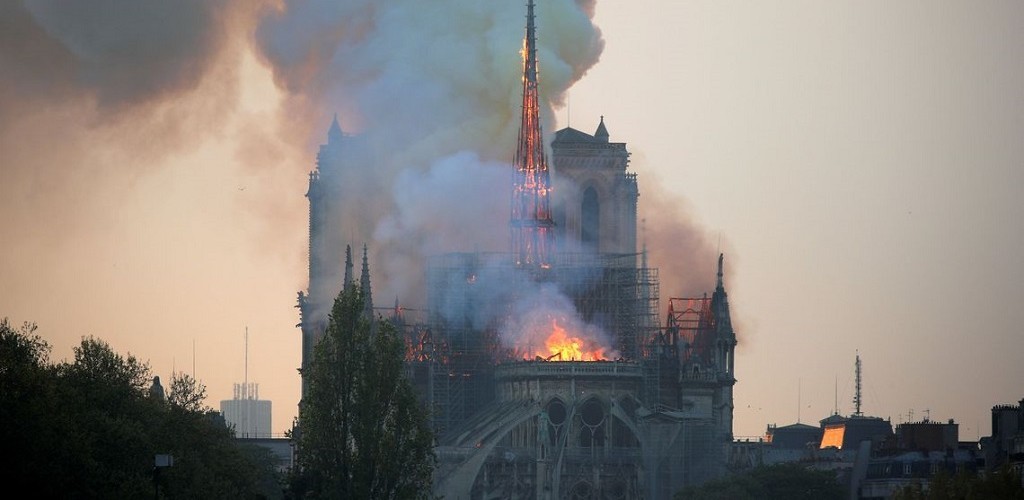 França aprova lei para reconstruir Catedral de Notre-Dame