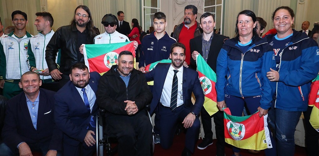 Governador homenageia atletas paralímpicos