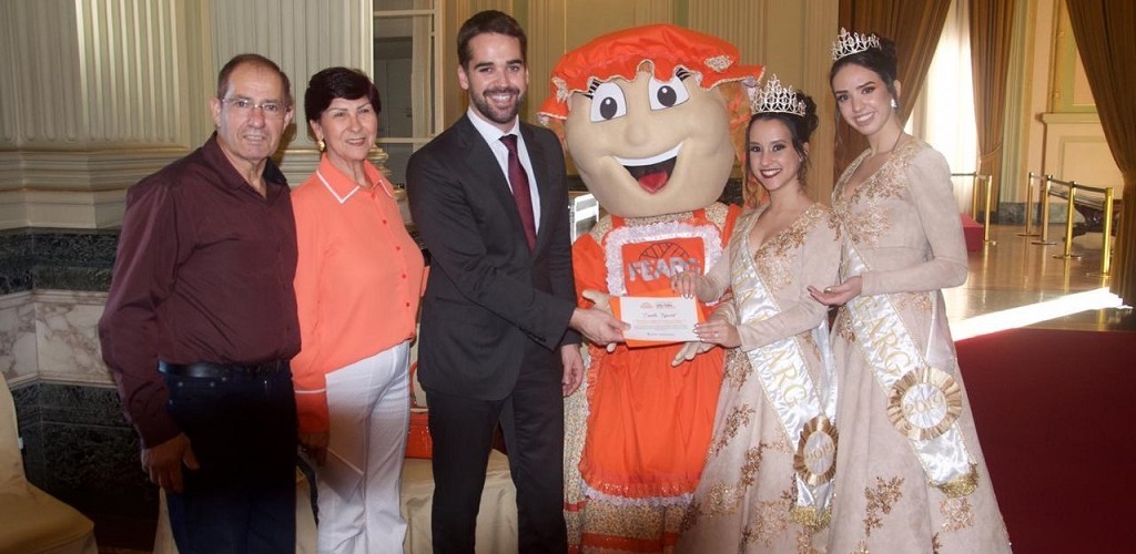 Comitiva da FEARG 2019 entrega convite ao governador Eduardo Leite