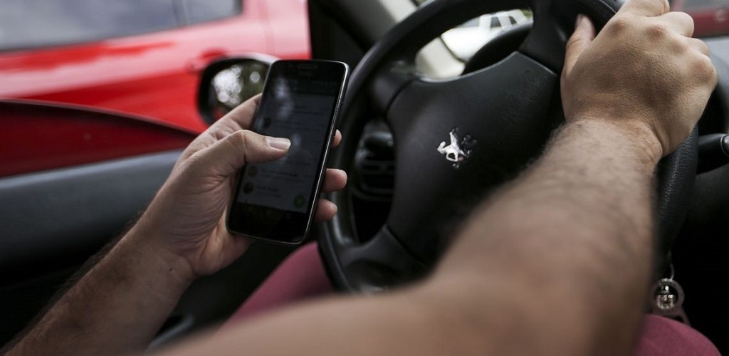 Um em cada cinco brasileiros usa o celular enquanto dirige