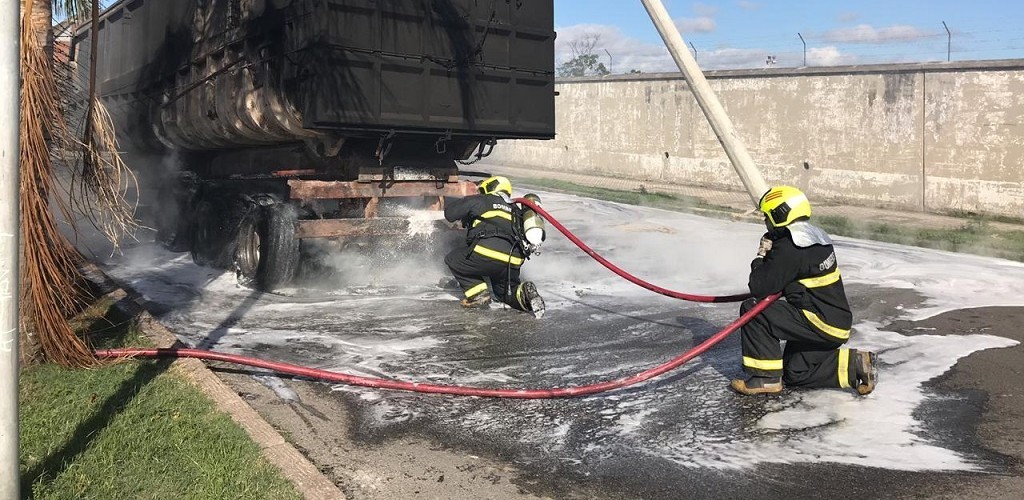 Carreta bate em fios e pega fogo na zona portuária
