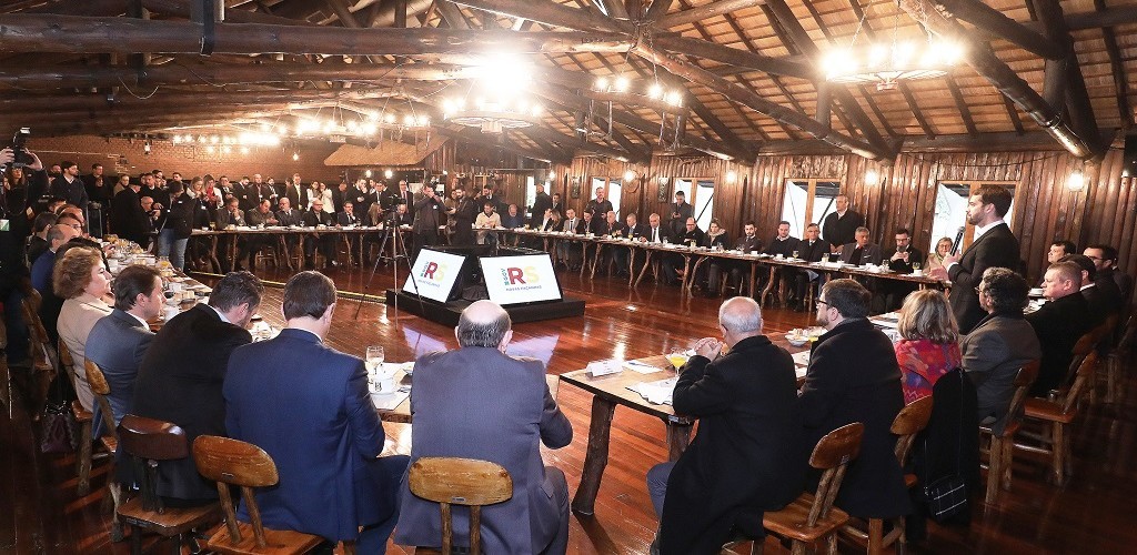 Estou confiante no futuro do RS pelo que podemos construir juntos, diz Leite em encontro com deputados