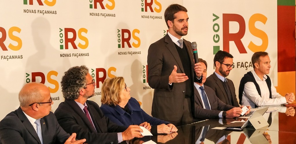 Governador assina medidas para ampliar oferta voos regionais