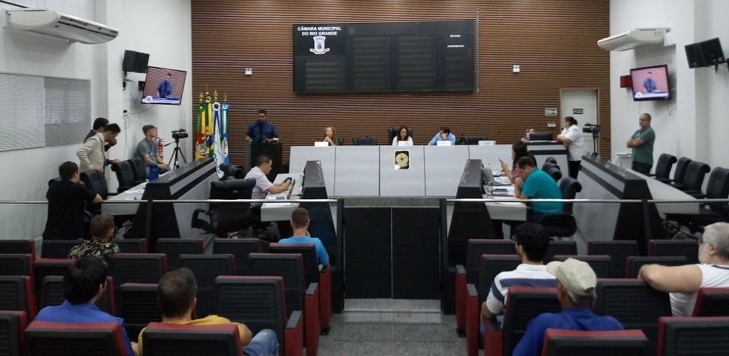 Vereadores derrubam veto do executivo e aprovam projeto de lei e requerimentos