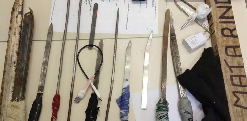 Agentes apreendem facas artesanais no Presídio de Pelotas