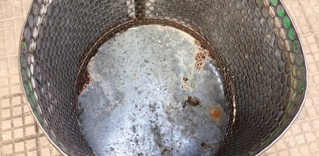 Jovens consertam lixeira no centro da cidade