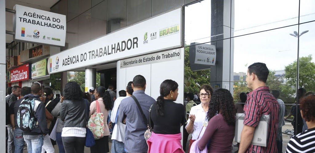 Taxa de desemprego do país recua para 12% no trimestre