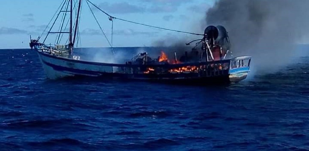 Barco pesqueiro de Itajaí pega fogo em alto mar