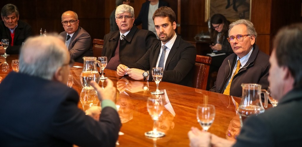 Na primeira agenda no Uruguai, Leite conhece operação do porto de Montevidéu