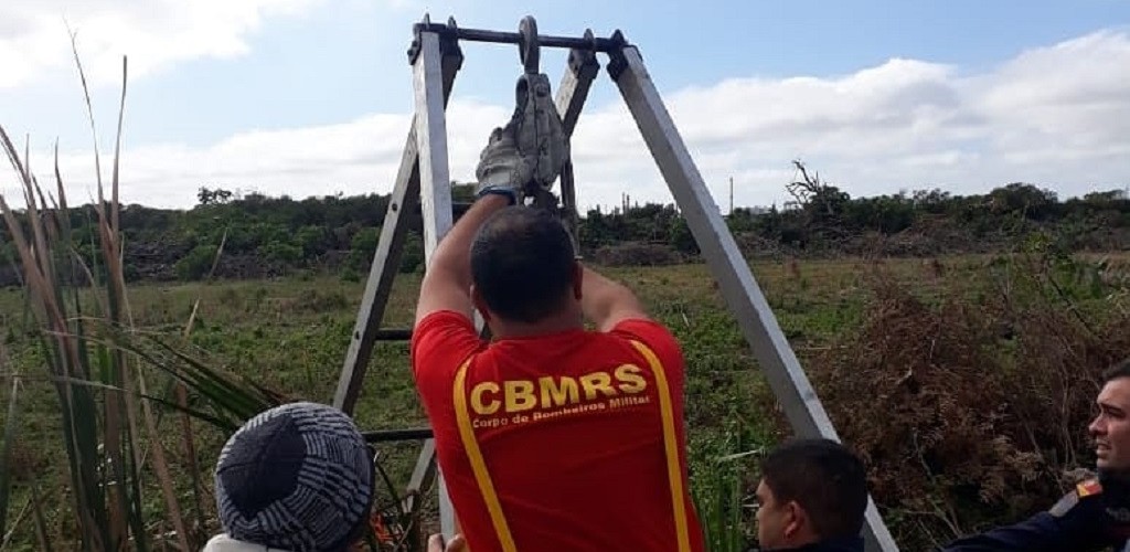 Bombeiros resgatam cavalo caído em valeta no interior da fábrica Reinghantz