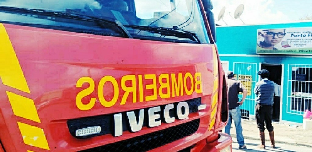 Casa tem telhado totalmente destruído durante incêndio, em Herval