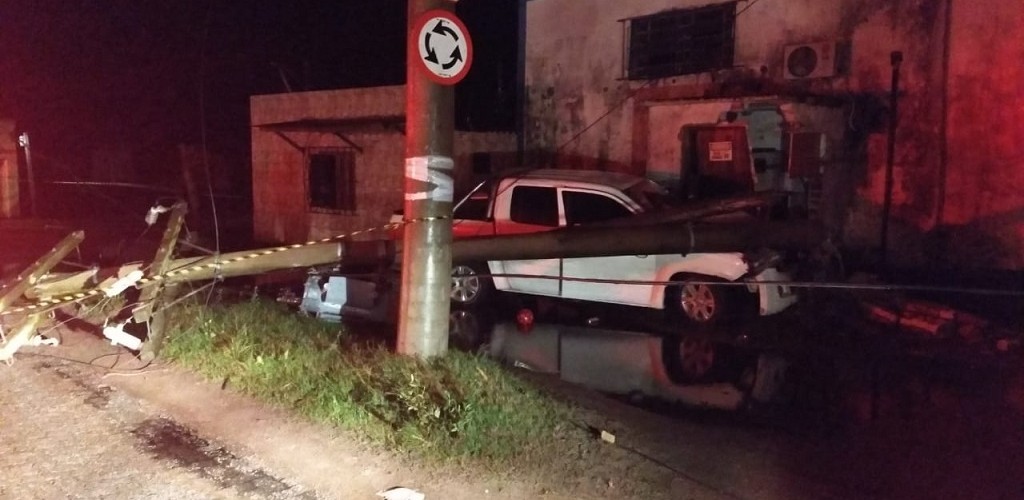 Caminhonete com munições e moedas estrangeiras colide em poste no bairro São Miguel