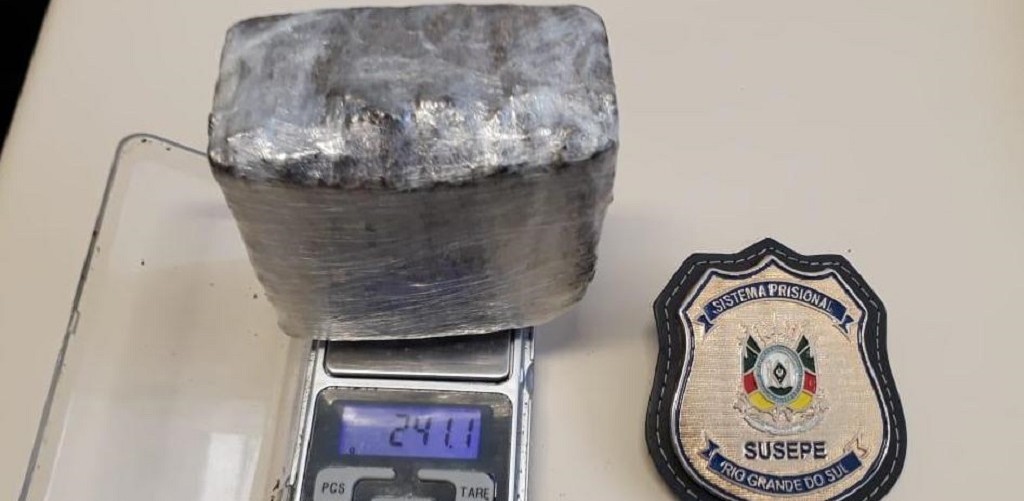 Agentes da Perg frustram arremesso de 240g de maconha