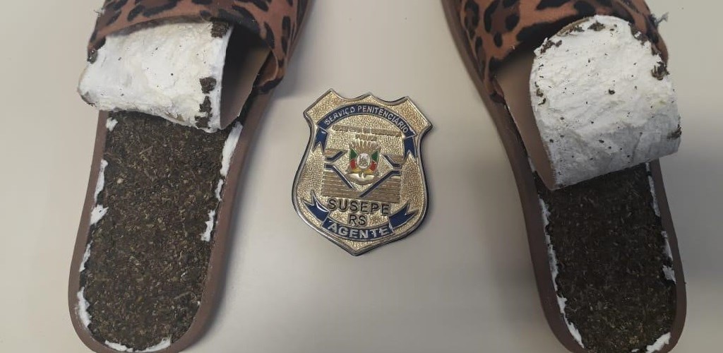 Na Perg, mulher é flagrada com drogas em chinelo