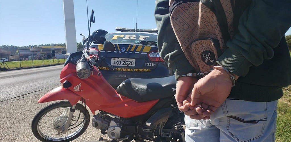 Jovem é preso pela PRF dirigindo moto com placa adulterada em Camaquã