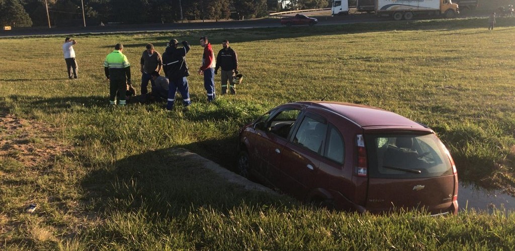 Carro sai da pista e invade área gramada do trevo de acesso à cidade