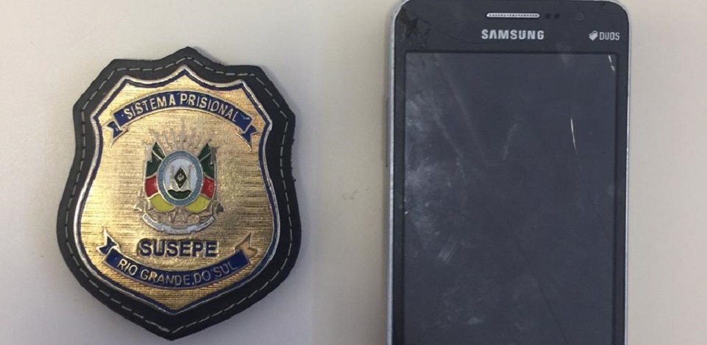 Agentes penitenciários apreendem celular em posse de preso 