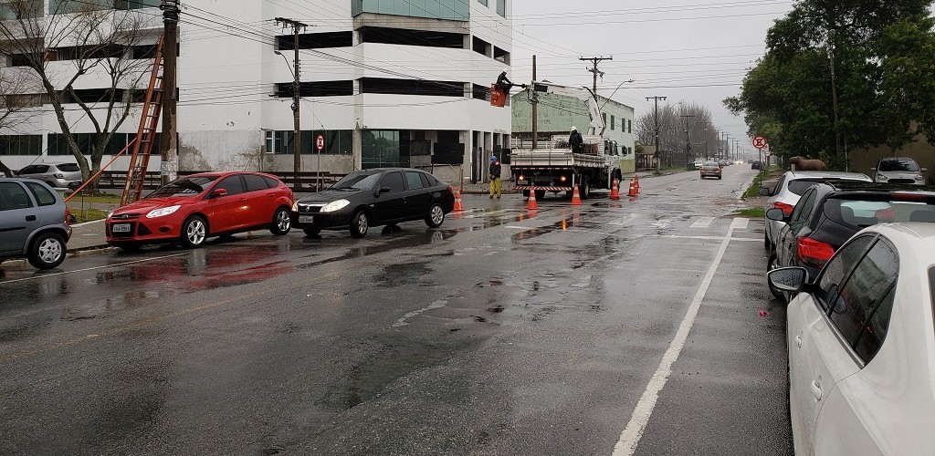 Queda de raio rompe cabos e deixa Centro e Cidade Nova sem energia nesta segunda-feira