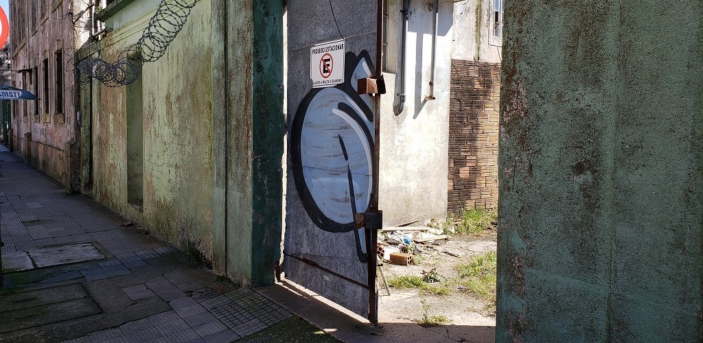 Prédio da antiga Beneficência Portuguesa vem sendo alvo de furtos por usuários de drogas