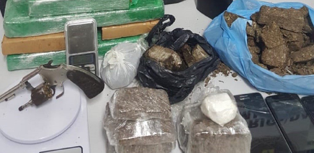 Armamento e drogas são apreendidos dentro de veículo em Rio Grande