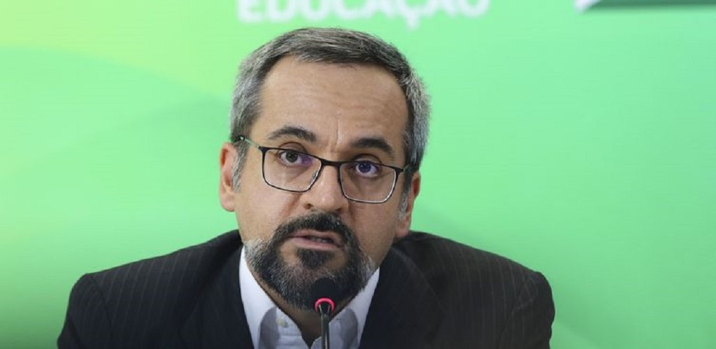 Ministro diz que Enem terá como foco conhecimentos objetivos