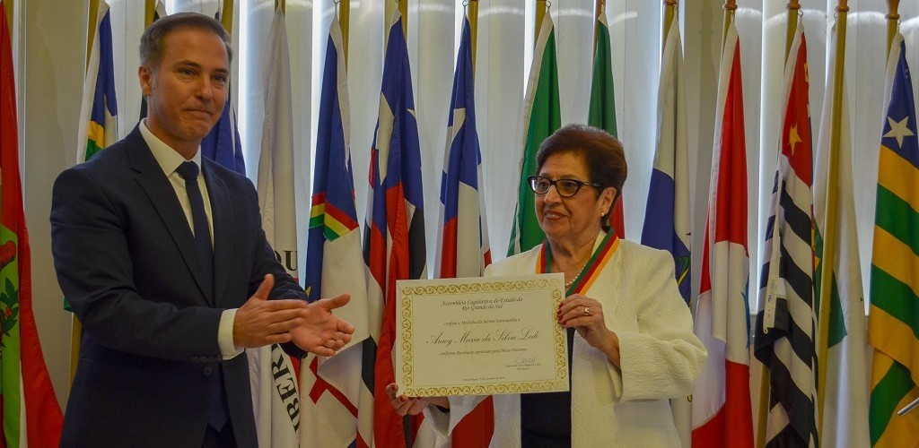 Ex-presidente estadual e federal da Federação das Apaes recebe a Medalha do Mérito Farroupilha